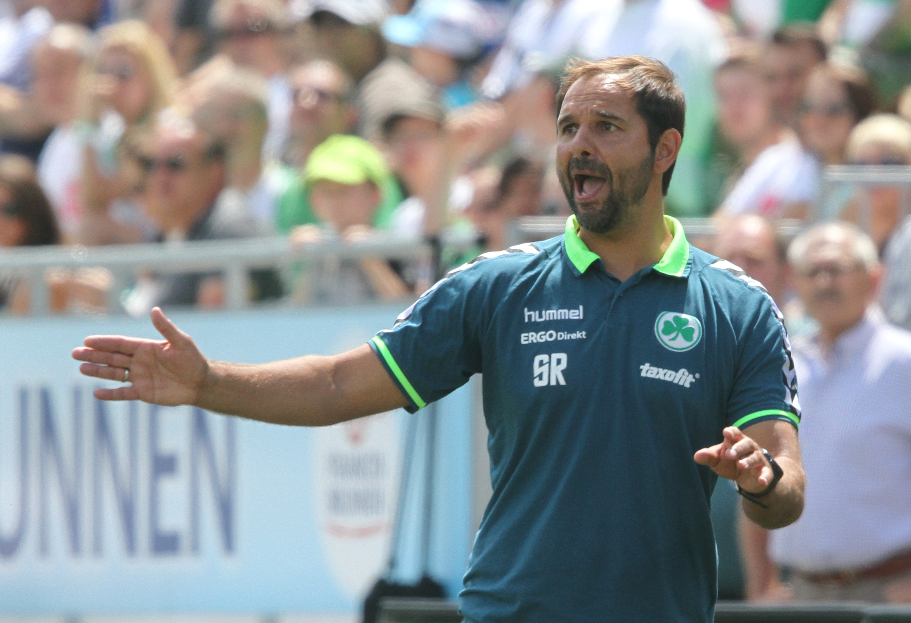 Kleeblatt-Trainer Stefan Ruthenbeck ist an der Seitenlinie stets voll konzentriert und engagiert. Das werwartet er am Samstag auch von seinen Spielern auf dem Platz.