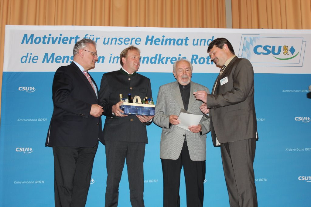 Ein Höhepunkt des Abends: Joachim Herrmann (l.), der CSU-Landtagsabgeordnete Volker Bauer (2.v.l.) und Ulrich Winterhalter (r.) gratulieren Heinrich Ring.
