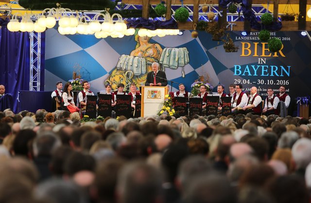 Der Bayerische Ministerpräsident Horst Seehofer eröffnet die Bayerische Landesausstellung 2016 in Aldersbach. Musikalisch umrahmt wurde die Feier vom Blasorchester Schabernack. | Foto: © Brauerei Aldersbach/Toni Scholz
