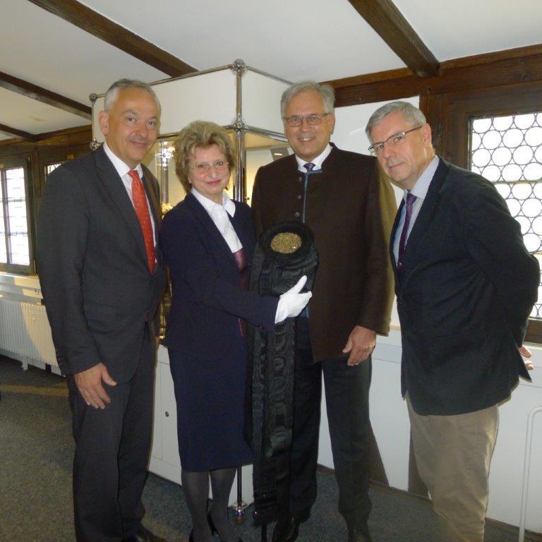 Bezirkstagspräsident Richard Bartsch (2.v.r.), Evelyn Gillmeister-Geisenhof (Leiterin der Trachtenforschungs- und –beratungsstelle, 2.v.l.), Reto Manitz (Citymanagement Nürnberg) und Wolfram Gäbisch (stv. Leiter des Liegenschaftsamtes) bei der Eröffnung der Ausstellung im Handwerkerhof Nürnberg.