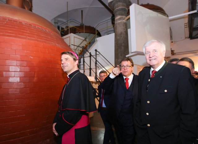 Beim Ausstellungsrundgang „Bier in Bayern“: der Passauer Bischof Dr. Stefan Oster SDB, Dr. Richard Loibl, Direktor des Hauses der Bayerischen Geschichte, und der Bayerische Ministerpräsident Horst Seehofer (v.l.). | Foto: © Brauerei Aldersbach/Toni Scholz