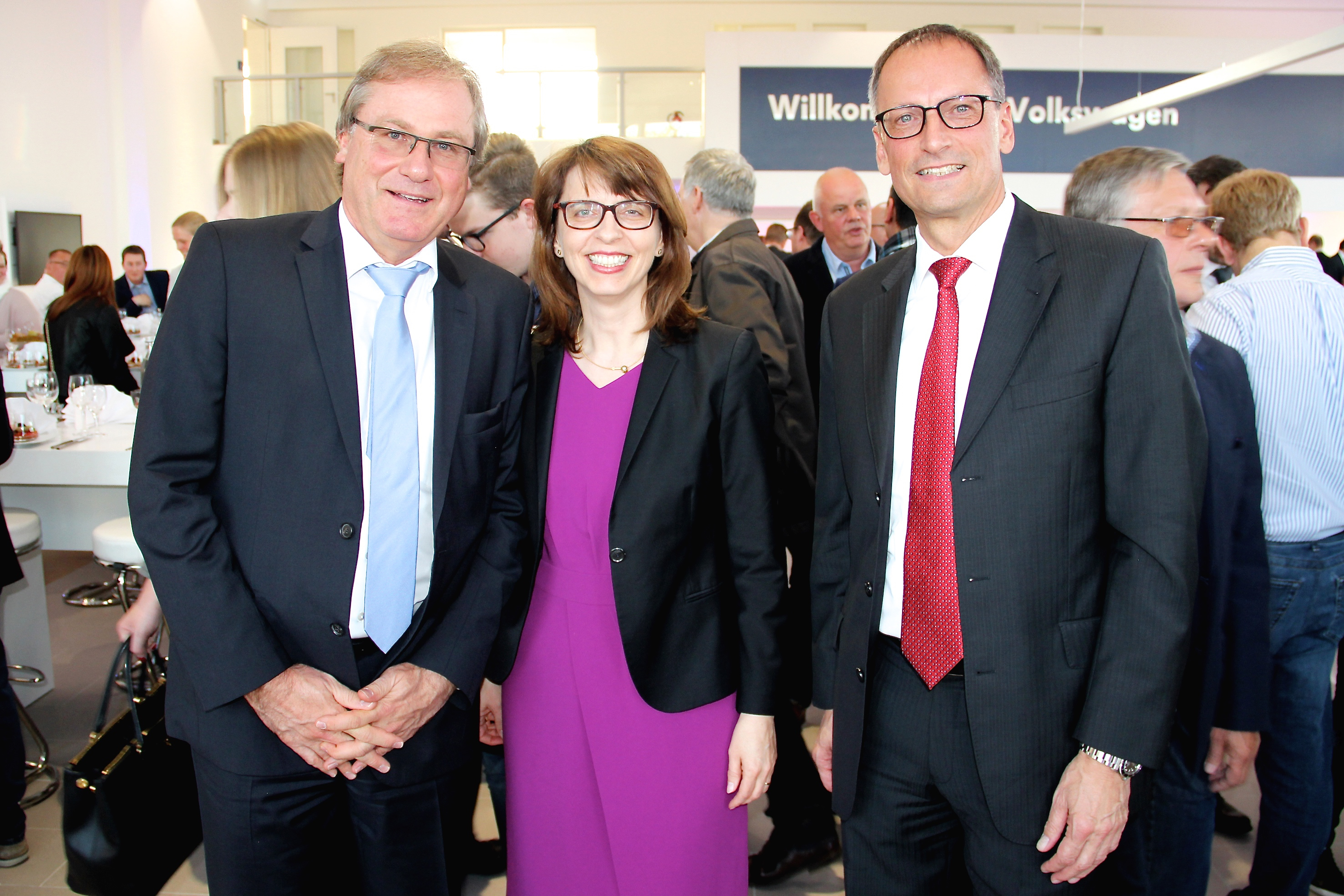 Allen Grund zur Freude hatten Uwe Feser, Gesellschafter der Feser-Graf Gruppe, Imelda Labbé, Geschäftsführerin der Škoda Auto Deutschland GmbH, und Klaus Biemann, Geschäftsführer der Feser-Biemann Forchheim GmbH (v.l.n.r.) bei dem Festakt zur Eröffnung des Autohauses. Foto: tom