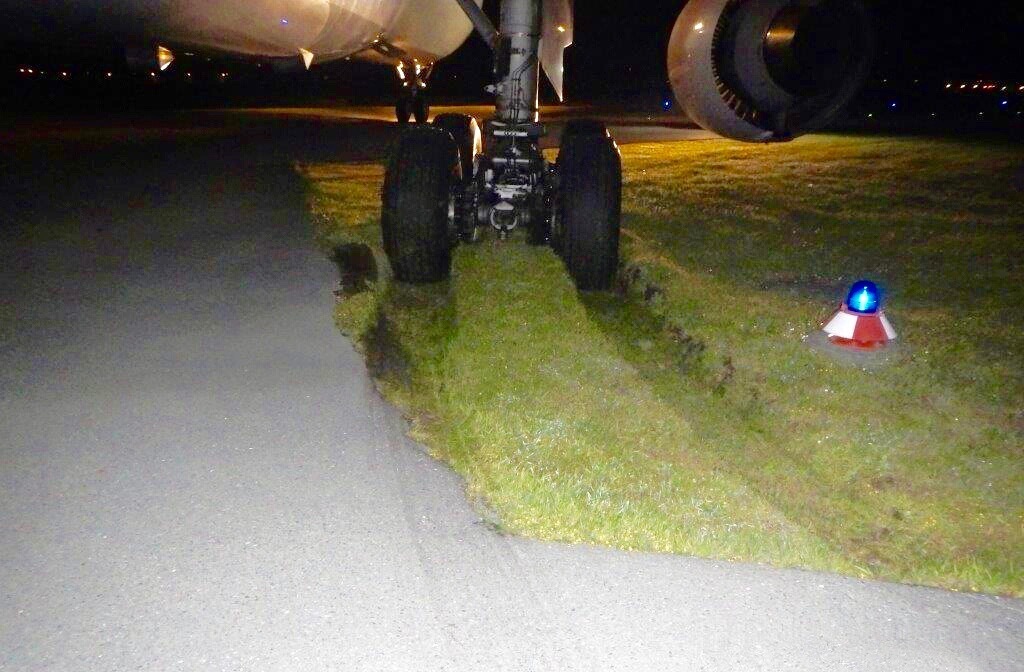 Vom Weg abgekommen: Das Hauptfahrwerk des Airbus A330-300 in der Wiese.