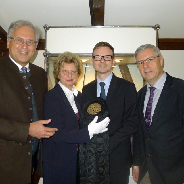 Bezirkstagspräsident Richard Bartsch, Evelyn Gillmeister- Geisenhof, Leiterin der Trachtenforschungs- und –beratungsstelle, Bezirksrat Peter Daniel Forster und Wolfram Gäbisch, stv. Leiter des Liegenschaftsamtes bei der Stadt Nürnberg (v.l.).