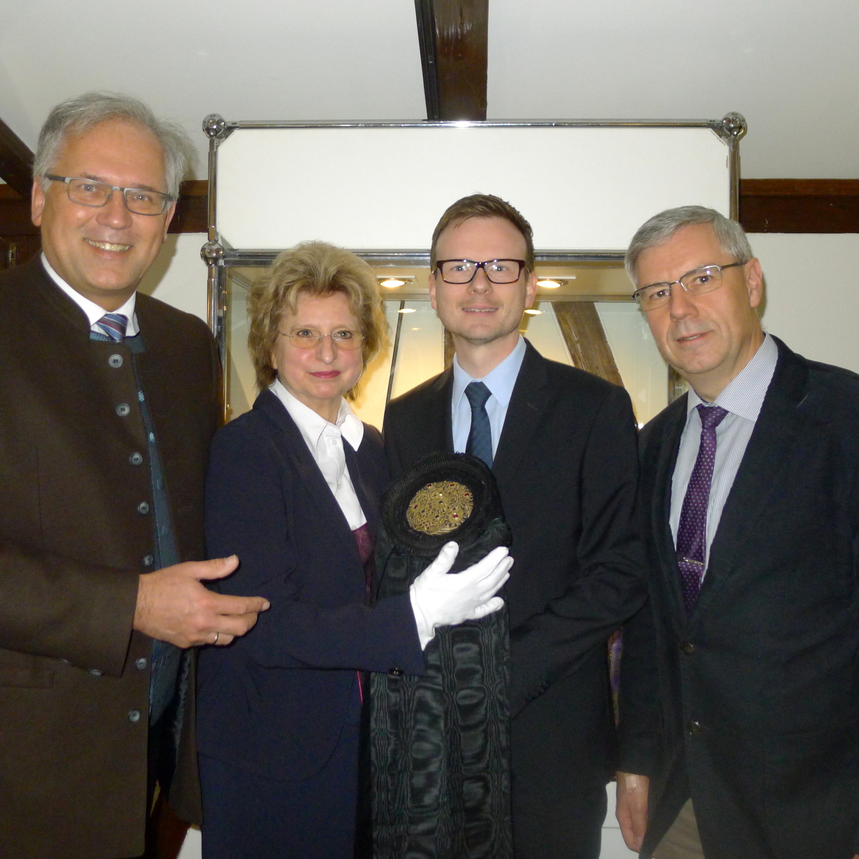 Bezirkstagspräsident Richard Bartsch, Evelyn Gillmeister- Geisenhof, Leiterin der Trachtenforschungs- und –beratungsstelle, Bezirksrat Peter Daniel Forster und Wolfram Gäbisch, stv. Leiter des Liegenschaftsamtes bei der Stadt Nürnberg (v.l.).