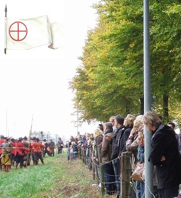 "Zaungäste" beim Verfolgen historischer Nachstellungen.
