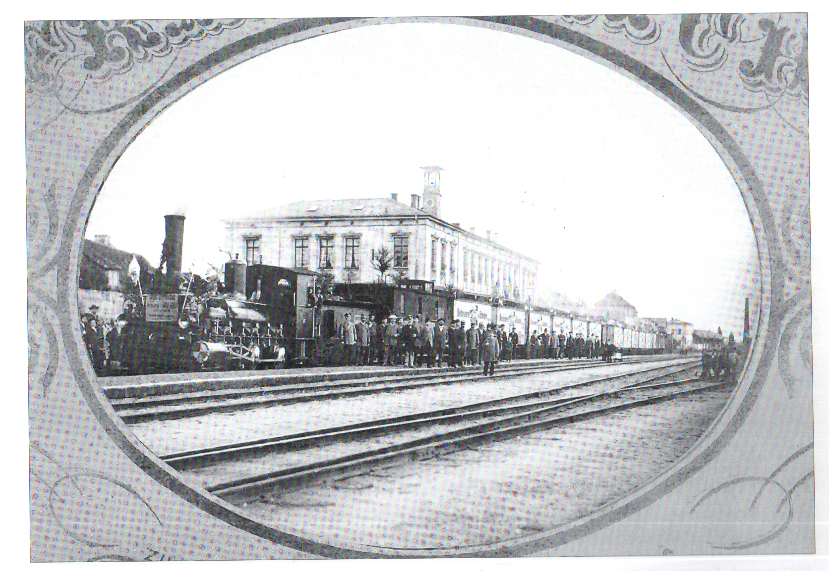 Der Zug von 1882 abfahrbereit im Erlanger Bahnhof.