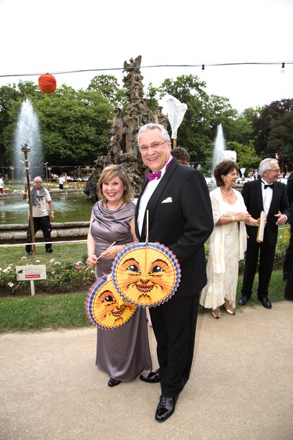 Seit Jahren schon Stammgäste beim Schlossgartenfest der FAU: Staatsminister Joachim Herrmann und seine Frau Gerswid. Foto: FAU/Georg Pöhlein