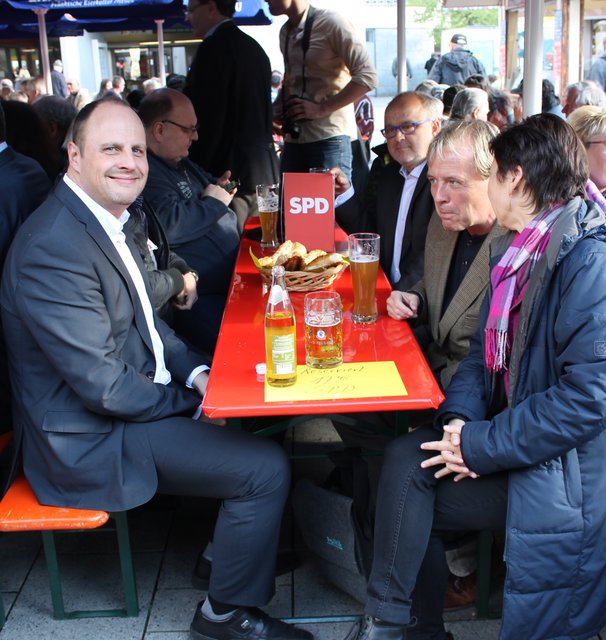Am SPD-Tisch herrscht gute Laune. | Foto: © Victor Schlampp