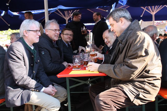 Dr. Markus Söder (r.) diskutiert mit Parteifreunden am CSU-Tisch. | Foto: © Victor Schlampp