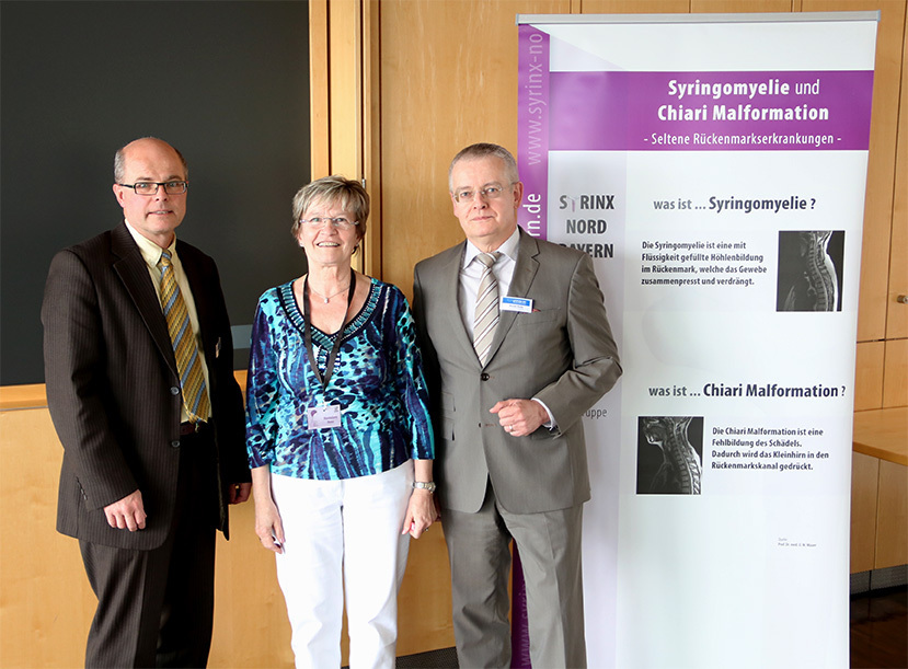 Im Bild von links: Prof. Dr. Uwe Max Mauer (Leitender Oberarzt Neurochirurgie Bundeswehrkrankenhaus Ulm), Hannelore Beke (Leiterin Syrinx Nordbayern),
Michael Baulig (Vorstandssprecher uniVersa Versicherungsunternehmen).