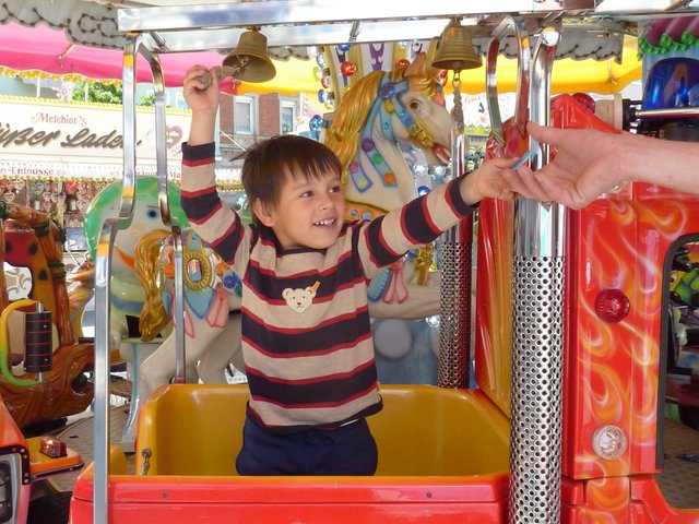 Auch der kleine Enkel von Fritz Endreß ist vom zeitlos aktuellen Kinderkarussell begeistert. | Foto: © Privat