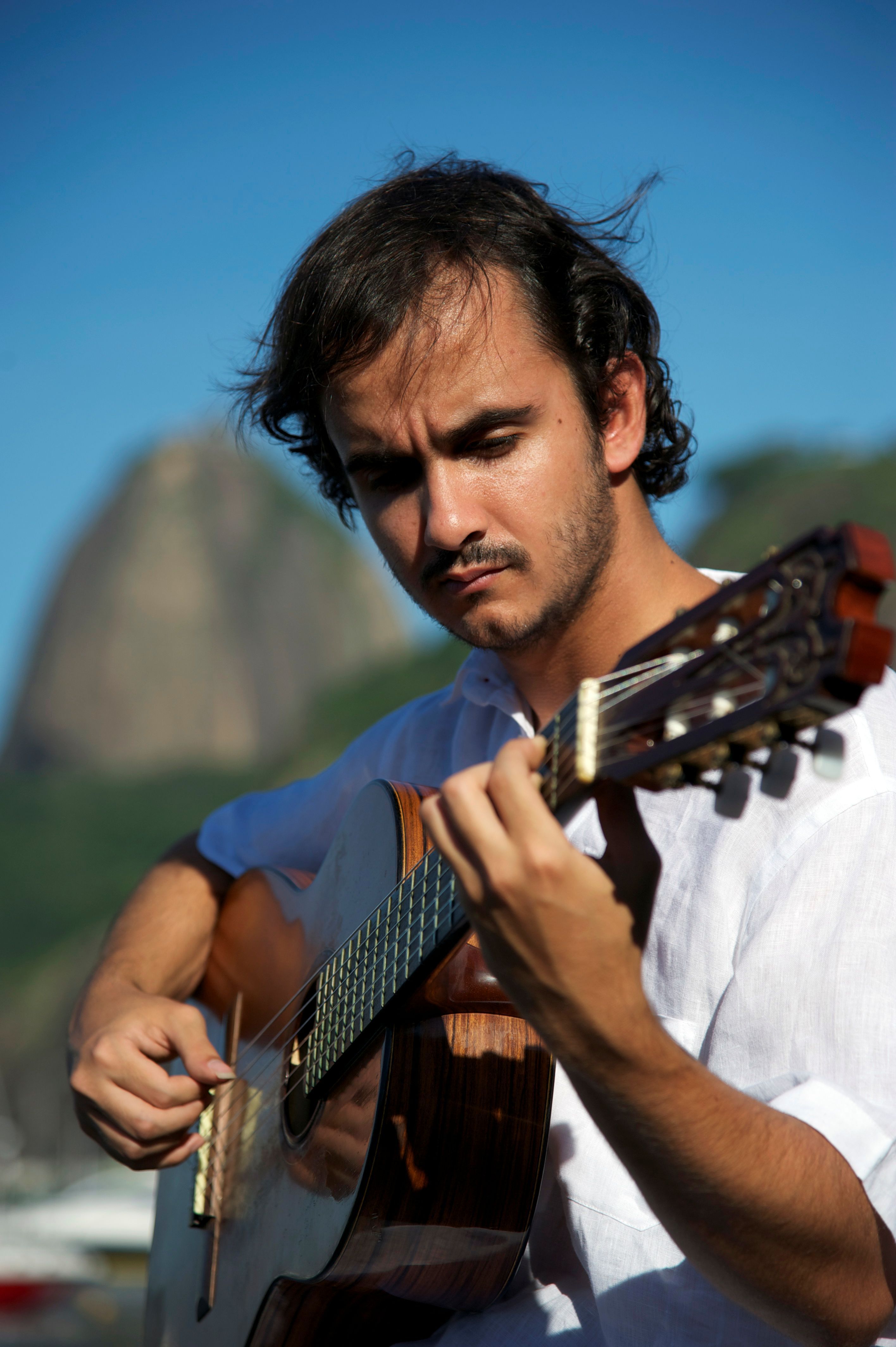 Der brasilianische Gitarrist Jean Charnaux.