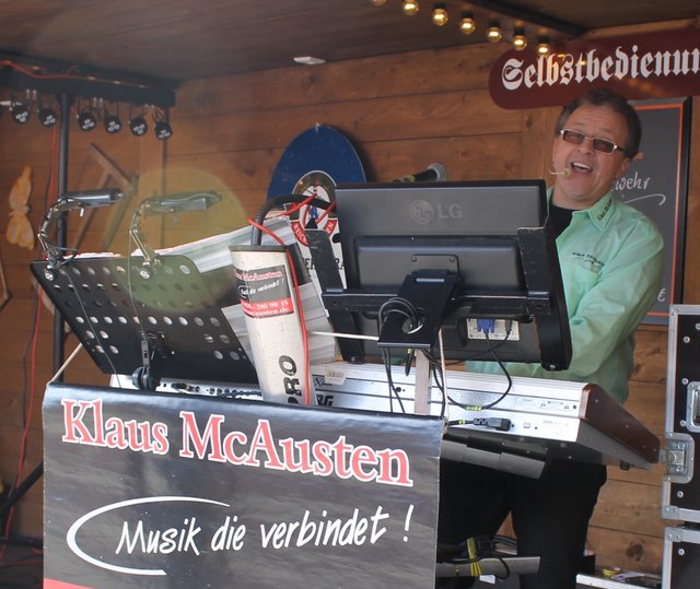 Kein Maifest ohne Klaus McAusten, der am Eröffnungstag flotte Hits und Evergreens präsentierte. | Foto: © Victor Schlampp