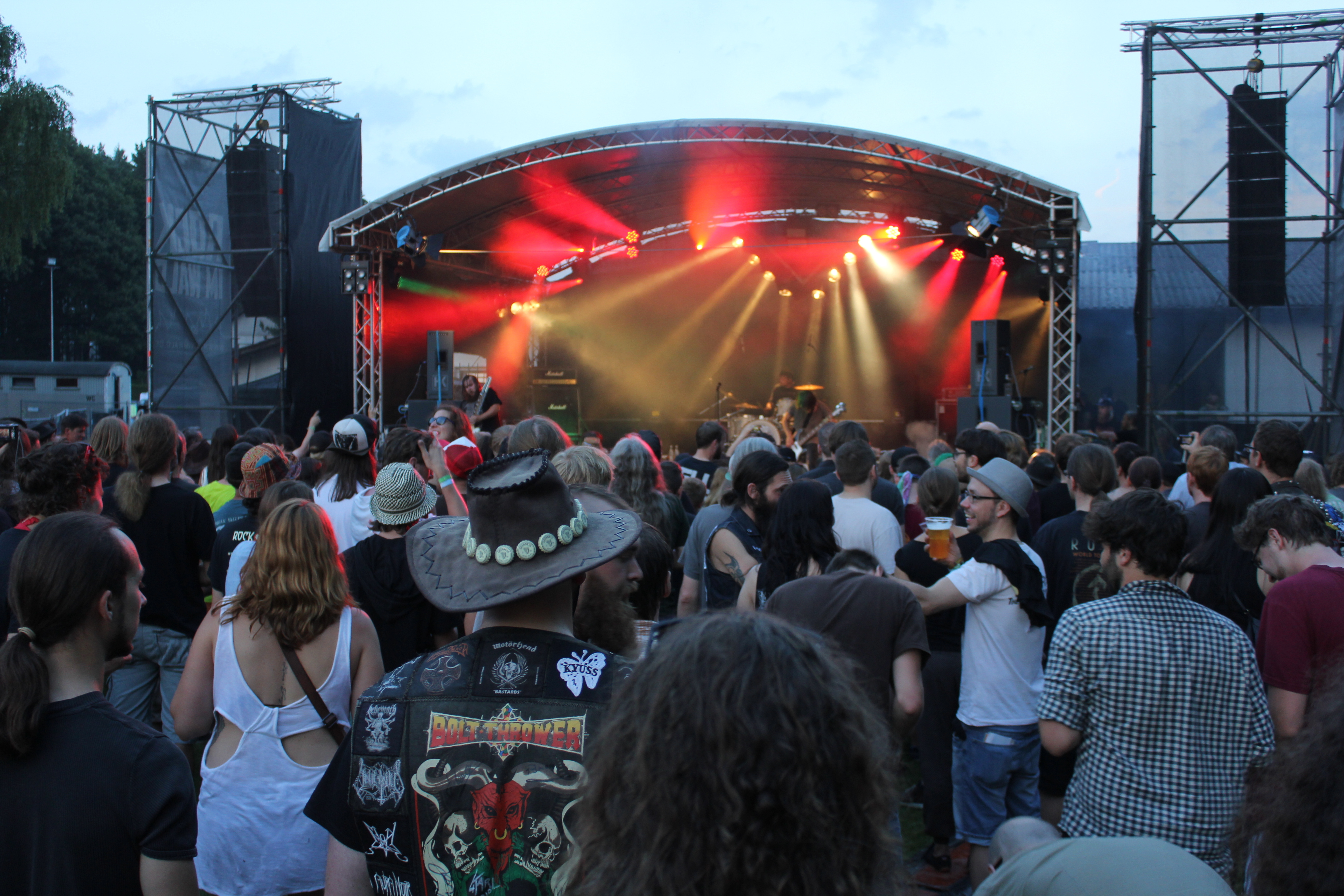 Klein aber fein präsentiert sich das zweitägige Festival Rock im Wald, das mit besonderem Flair und der Nähe zu den Bands punktet. Foto: Ebersberger