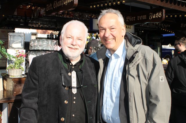 Fritz Endreß (l.) begrüßt Reto Manitz (Citymanagement Nürnberg). | Foto: © Victor Schlampp