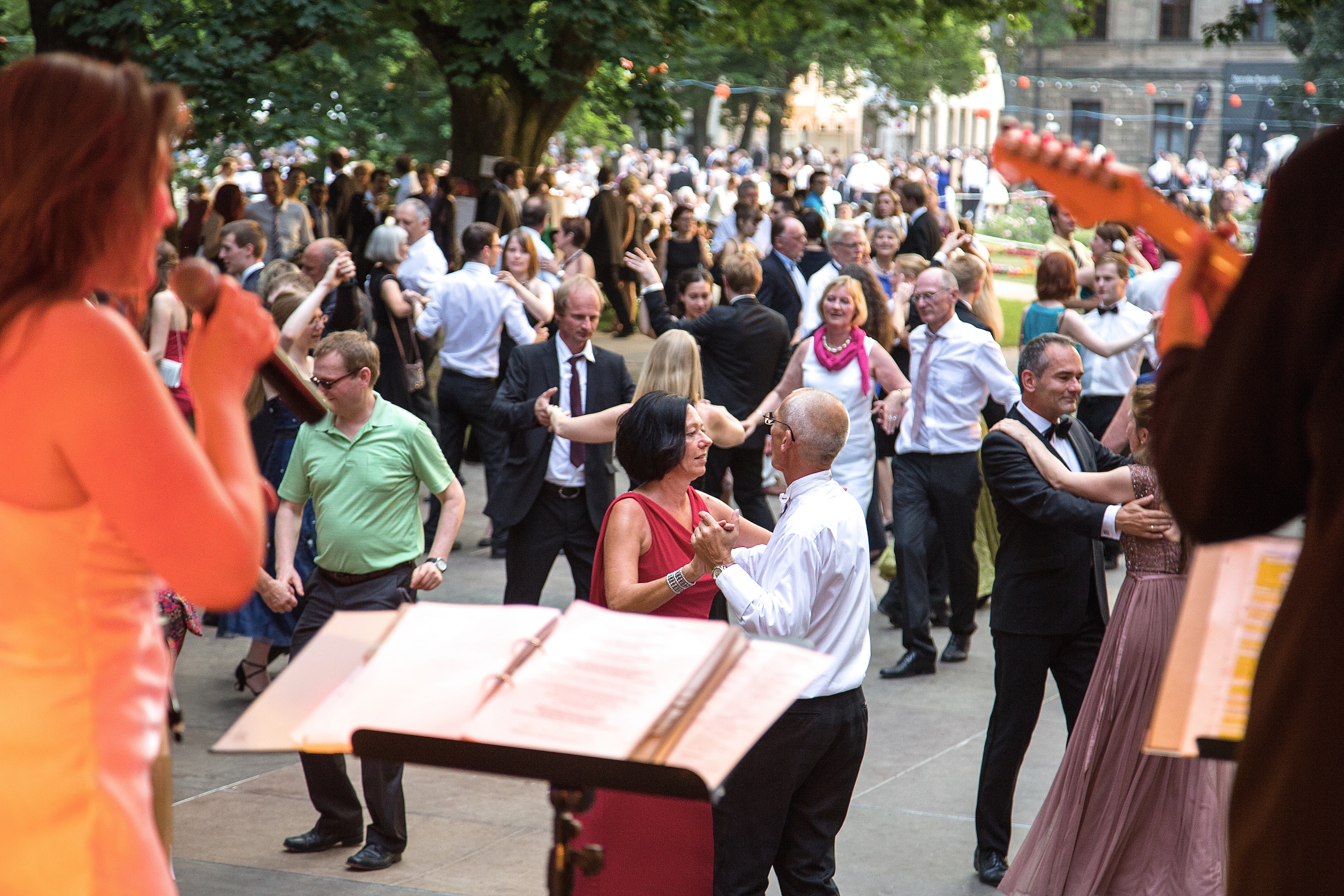 Das Schlossgartenfest ist nicht nur stets gut besucht, ein Teil des Erlöses kommt auch der Förderung der Wissenschaft zugute. Foto: FAU/Georg Pöhlein