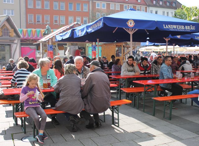 Die Wetterprognose stimmt zuversichtlich: Bei Sonnenschein darf noch bis Sonntag am Aufseßplatz gefeiert werden. | Foto: © Victor Schlampp