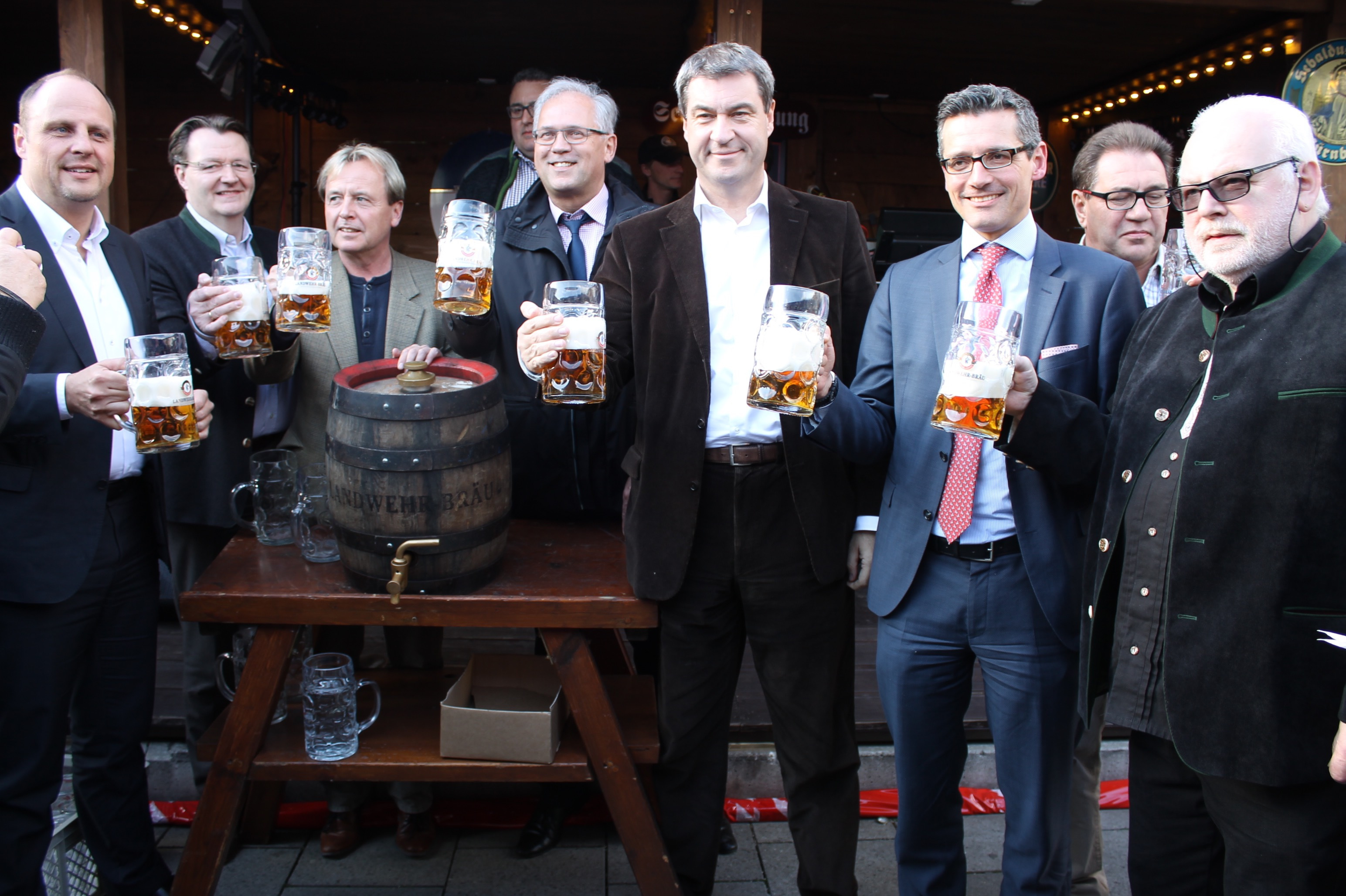Beim Bieranstich waren unter anderem dabei (v.l.) Nürnbergs Bürgermeister Christian Vogel, Michael Frieser (CSU-MdB), Stefan Schuster (SPD-MdL), der mittelfränkische Bezirkstagspräsident Richard Bartsch, Staatsminister Dr. Markus Söder, Nürnbergs Wirtschaftsreferent Dr. Michael Fraas, Festwirt Alexander Heimerl und Fritz Endreß.