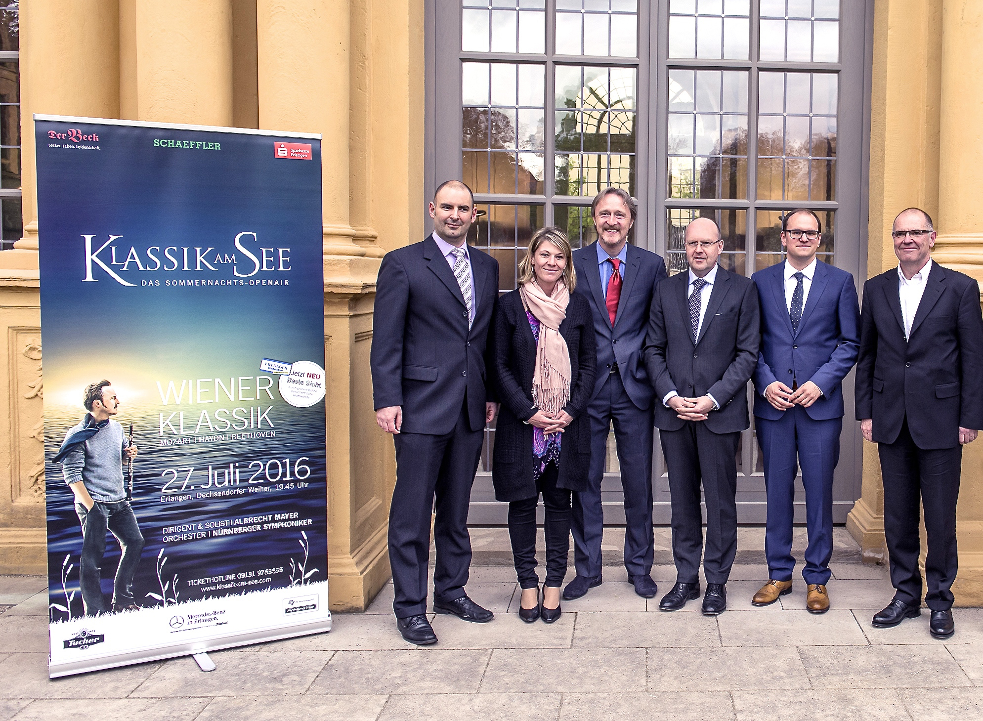 Starkes Team für starkes Programm: Tobias Ballbach (Der Beck), Jasmin Loeffler (Schaeffler-Gruppe), Albrecht Mayer (Künstlerischer Leiter und Solist Oboe), Johannes von Hebel (Vorstandsvorsitzender der Sparkasse Erlangen), Jan-Peter Dinger (Geschäftsführer Klassikkultur e.V.) und Ronald Scheuer (Künstlerischer Vorstand Klassikkultur e.V. / v.l.n.r.). Foto: Kilian Reil