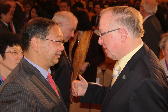 Der Chinesische Botschafter Professor Shi Mingde und Dr. Peter Schönlein. | Foto: tom