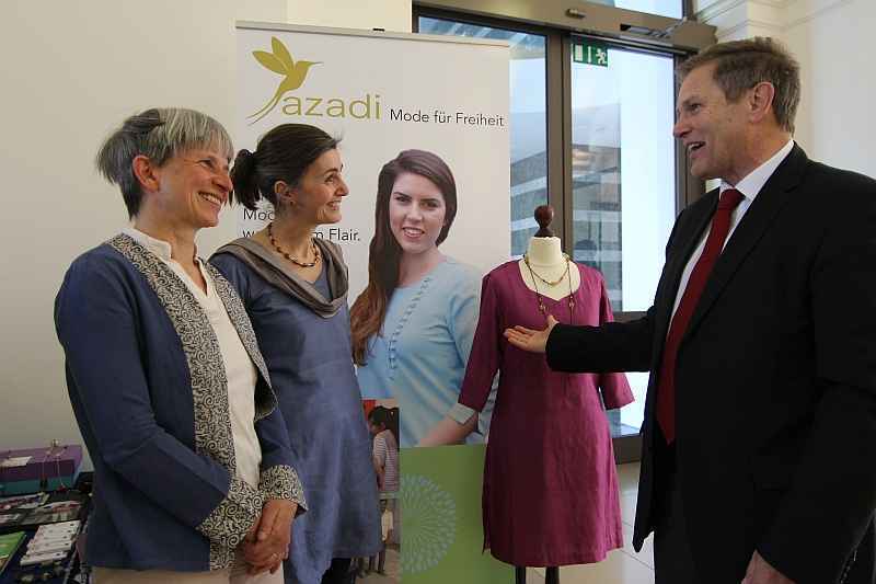 Hermann Imhof gratuliert Regina Vogt-Heeren (STOP Freundeskreis) und Elke Klemenz (Geschäftsführerin der FARCAP GmbH) zu ihrem vorbildlichen Projekt.