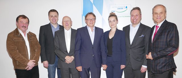 Einstimmig wiedergewählt und bestens gelaunt, der Bezirksvorsitzende Dr. Robert Pfeffer (2.v.r.) und sein Vorstandsteam (v.l.) Helmut Reck, Andreas Schalk, Max Strucks, Peter Brehm, Lara Pöllinger-Polster und Christian Nowak (r.).