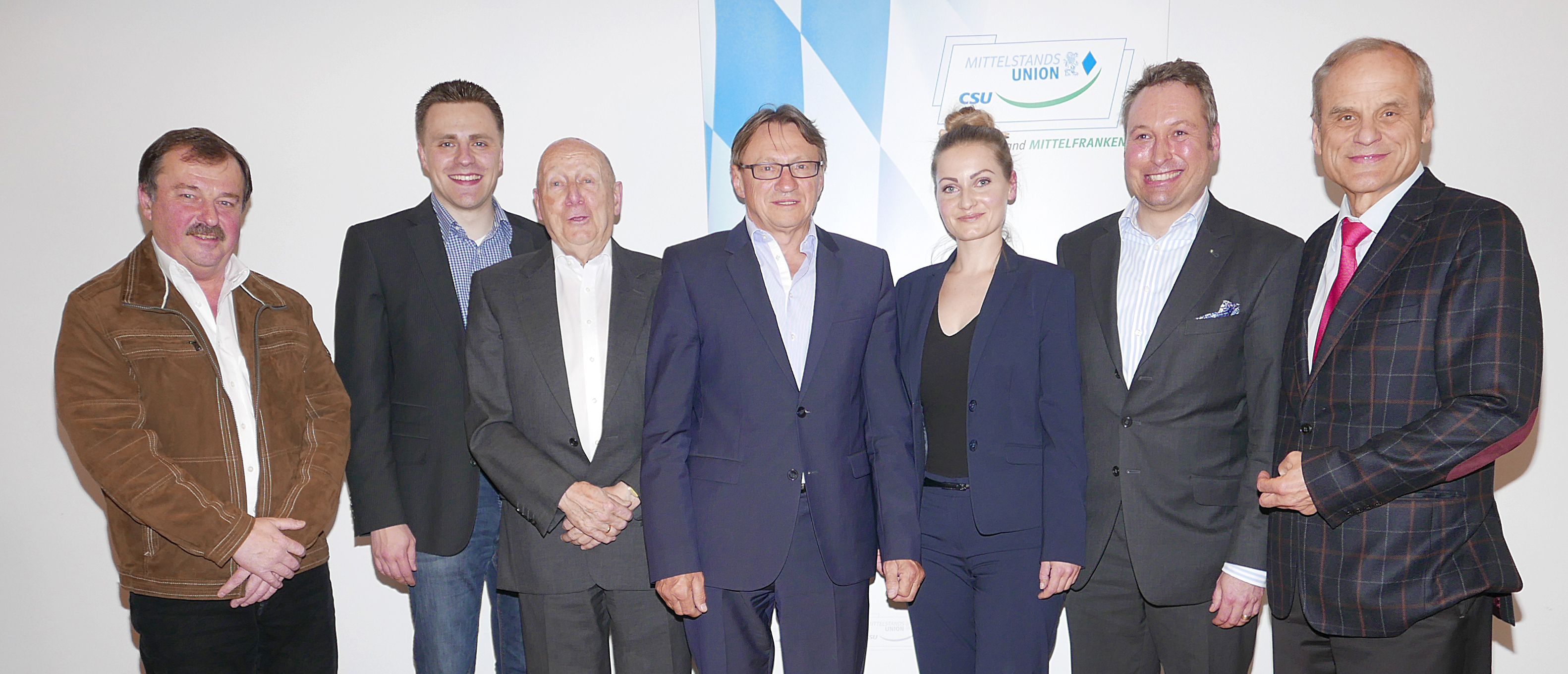 Einstimmig wiedergewählt und bestens gelaunt, der Bezirksvorsitzende Dr. Robert Pfeffer (2.v.r.) und sein Vorstandsteam (v.l.) Helmut Reck, Andreas Schalk, Max Strucks, Peter Brehm, Lara Pöllinger-Polster und Christian Nowak (r.).