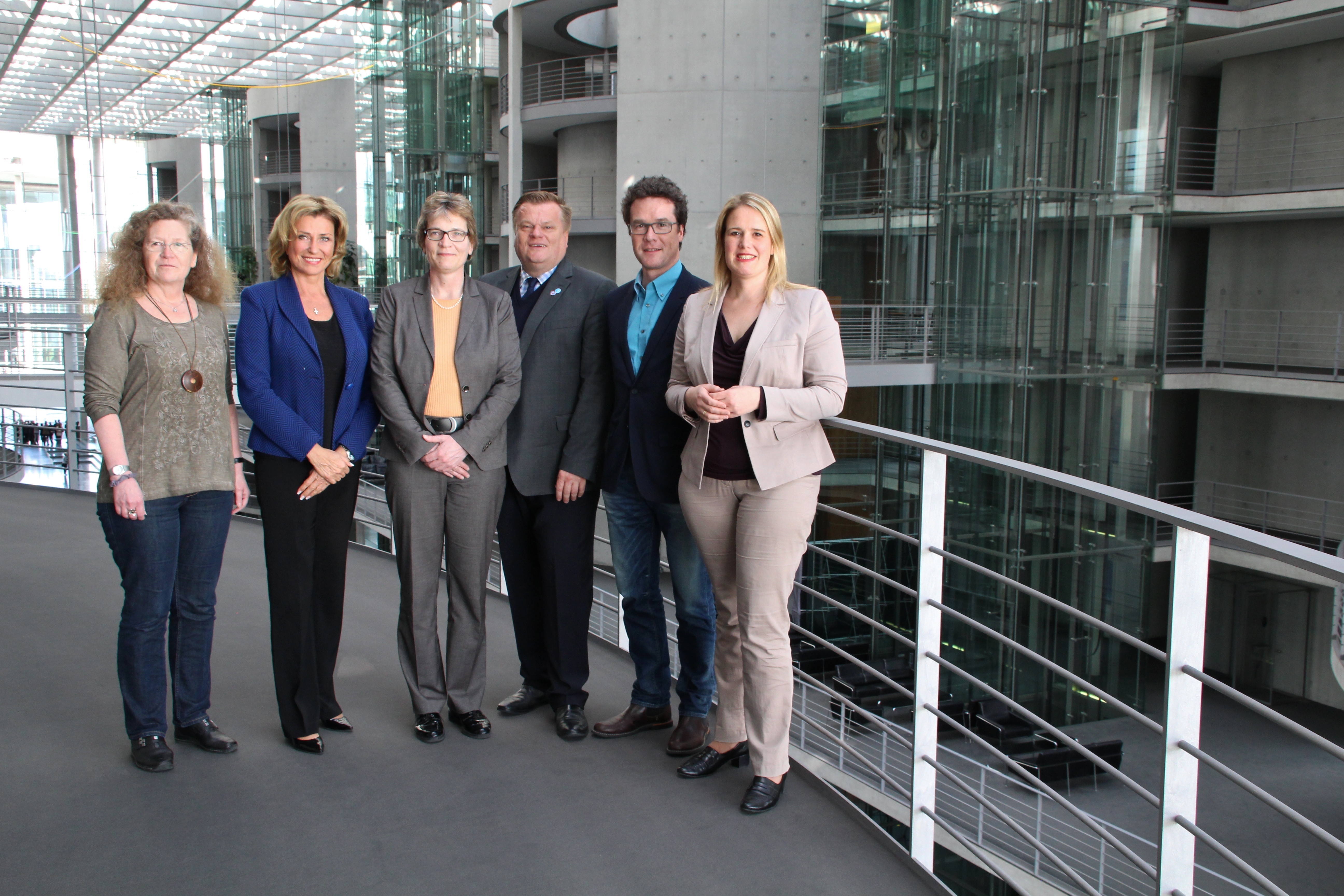 Überparteilichen Parlamentskreis Tierschutz (v.l.): Birgit Menz (Die Linke), Dagmar G. Wöhrl (CDU/CSU-Fraktion), Dr. Katharina Kluge (Leiterin des Referats Tierschutz im Bundesministerium für Ernährung und Landwirtschaft), Thomas Schröder (Präsident des Deutschen Tierschutzbundes), Harald Ebner (Bündnis 90/Die Grünen, in Vertretung für Nicole Maisch), Christina Jantz-Herrmann (SPD).