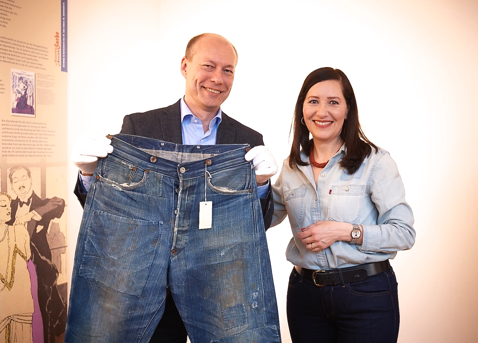Tracey Panek und Bürgermeister Michael Karmann mit einer historischen Jeans. Foto: Peter Weigelt