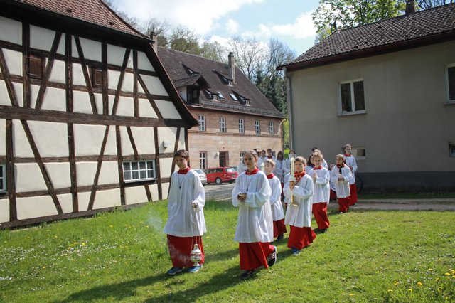 Soviele Ministranten haben nicht viele Pfarreien: Die Mädchen und Buben beim Einzug. | Foto: © Victor Schlampp