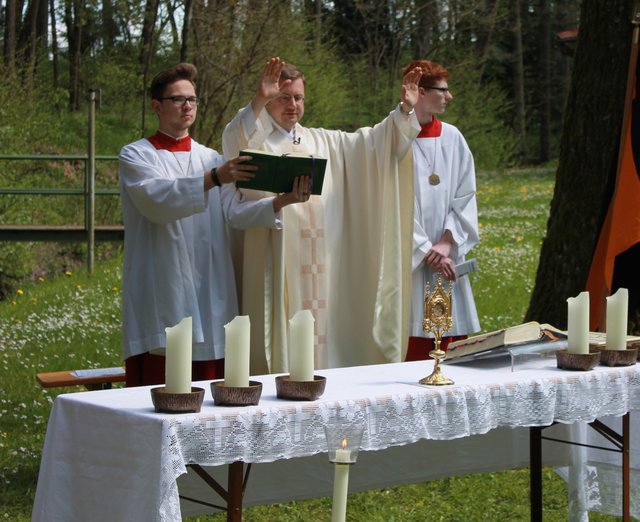 Eine gute Tradition: Pfarrer Tobias Scholz erteilt den Wettersegen. | Foto: © Victor Schlampp