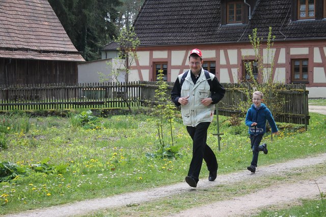 "Haltet den Dieb!" - Pfarrer Tobias Scholz wird doch hoffentlich das Käppi wieder zurückgeben.... | Foto: © Victor Schlampp