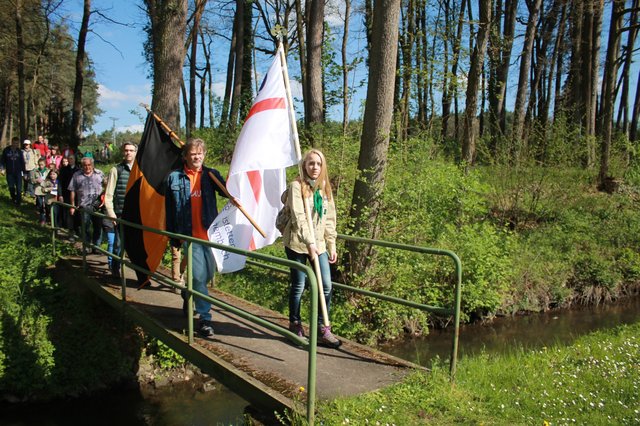 Die Gruppe aus Schwanstetten - vorne die Fahnenträger der St.-Georgs-Pfadfinder und der Kolpingfamilie - trifft in der Oberfichtenmühle ein. | Foto: © Victor Schlampp