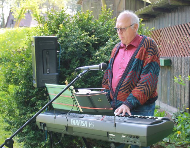 Organist und Kantor Willy Eckert begleitete die Lieder mit dem Keyboard. | Foto: © Victor Schlampp