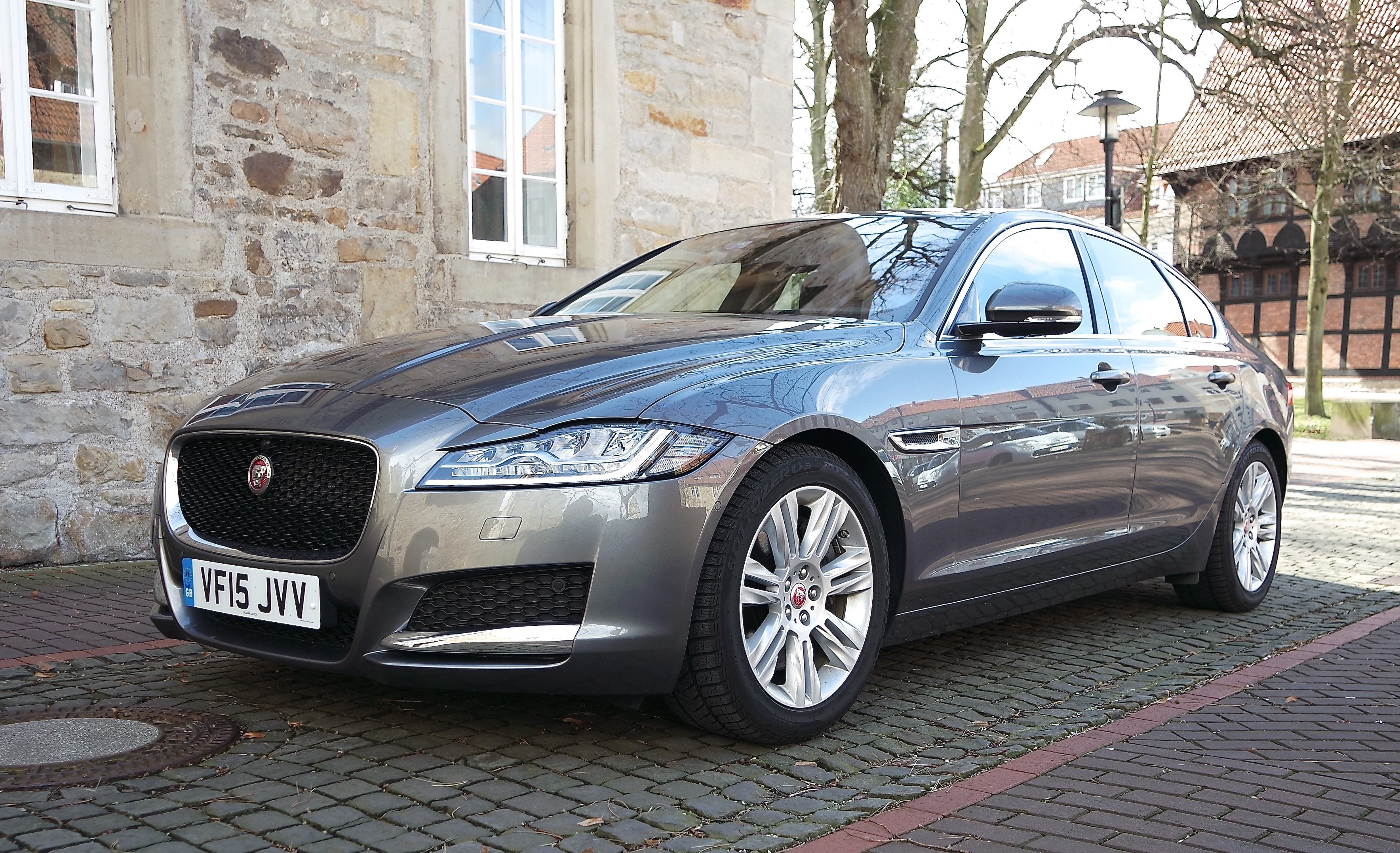 Jaguar XF 30d: Modernität, Luxus und Understatement – in typisch britischer Weise verbunden. Foto: Peter Schwerdtmann