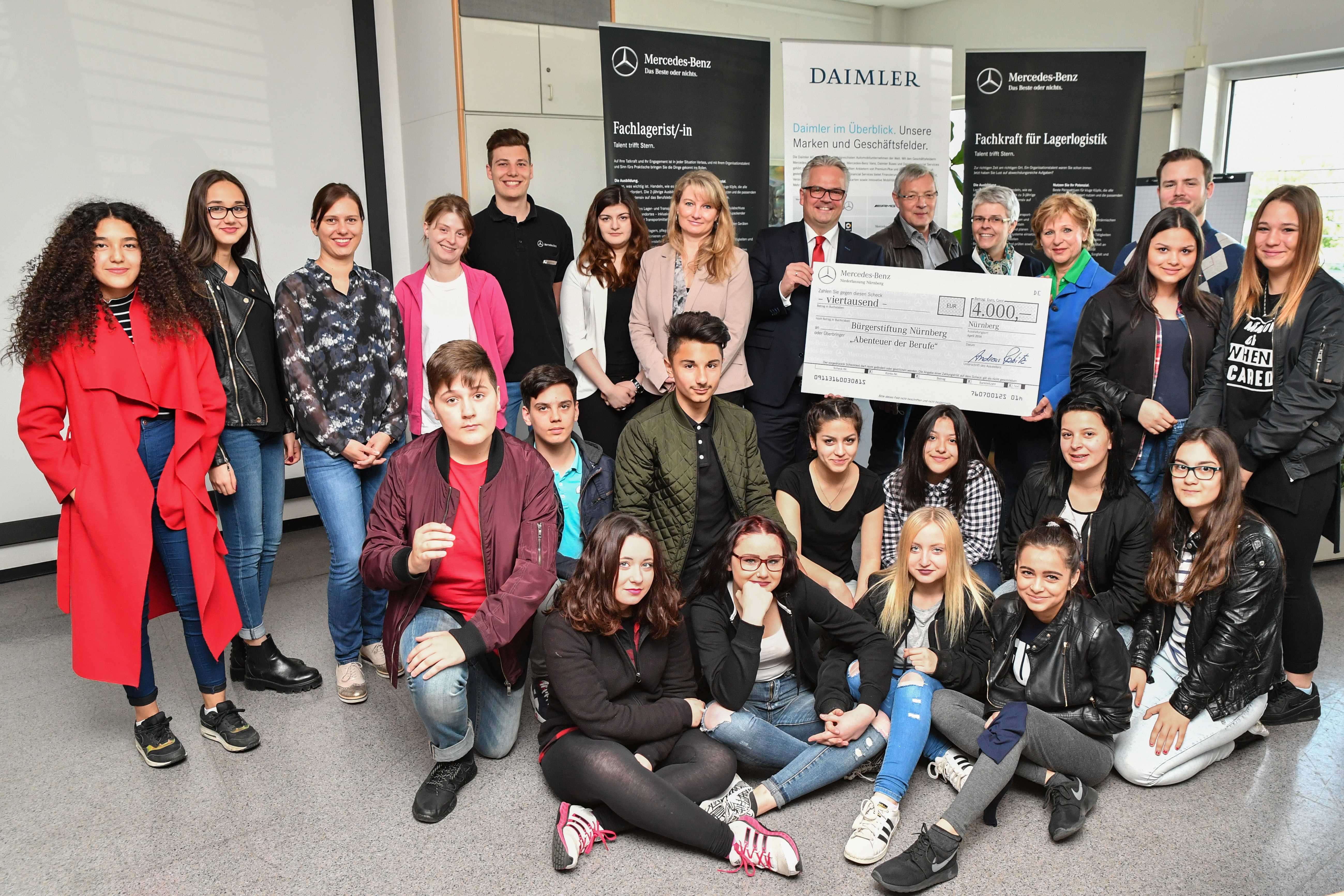 Beim Besuch der Klasse 8g der Friedrich-Wilhelm-Herschel-Mittelschule im Logistikzentrum von Mercedes Benz überreichte der Niederlassungsleiter einen großzügigen Scheck zur Unterstützung dieses Projektes der Bürgerstiftung Nürnberg.