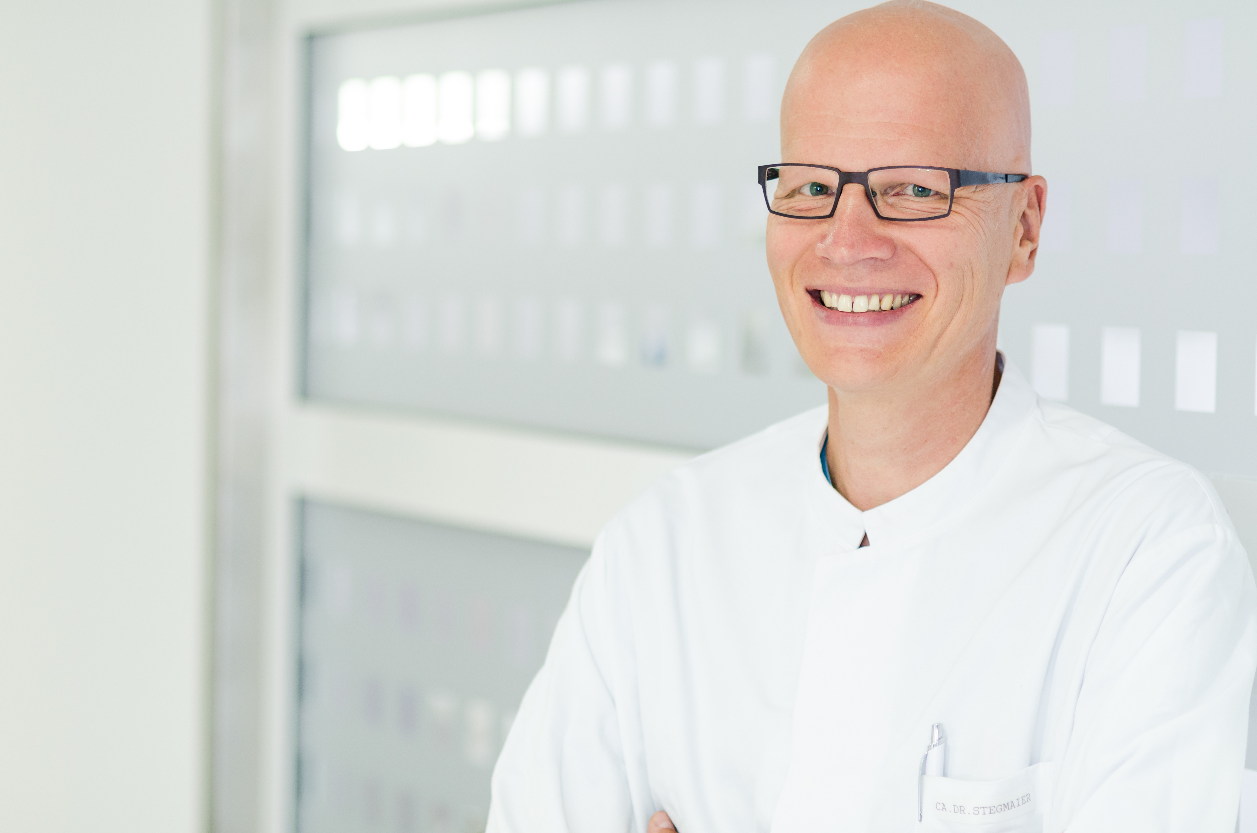 Der neue Ärztliche Direktor Dr. med. Andreas Stegmaier lobt die Lichtverhältnisse und die kurzen Wege im Schwabacher Stadtkrankenhaus.