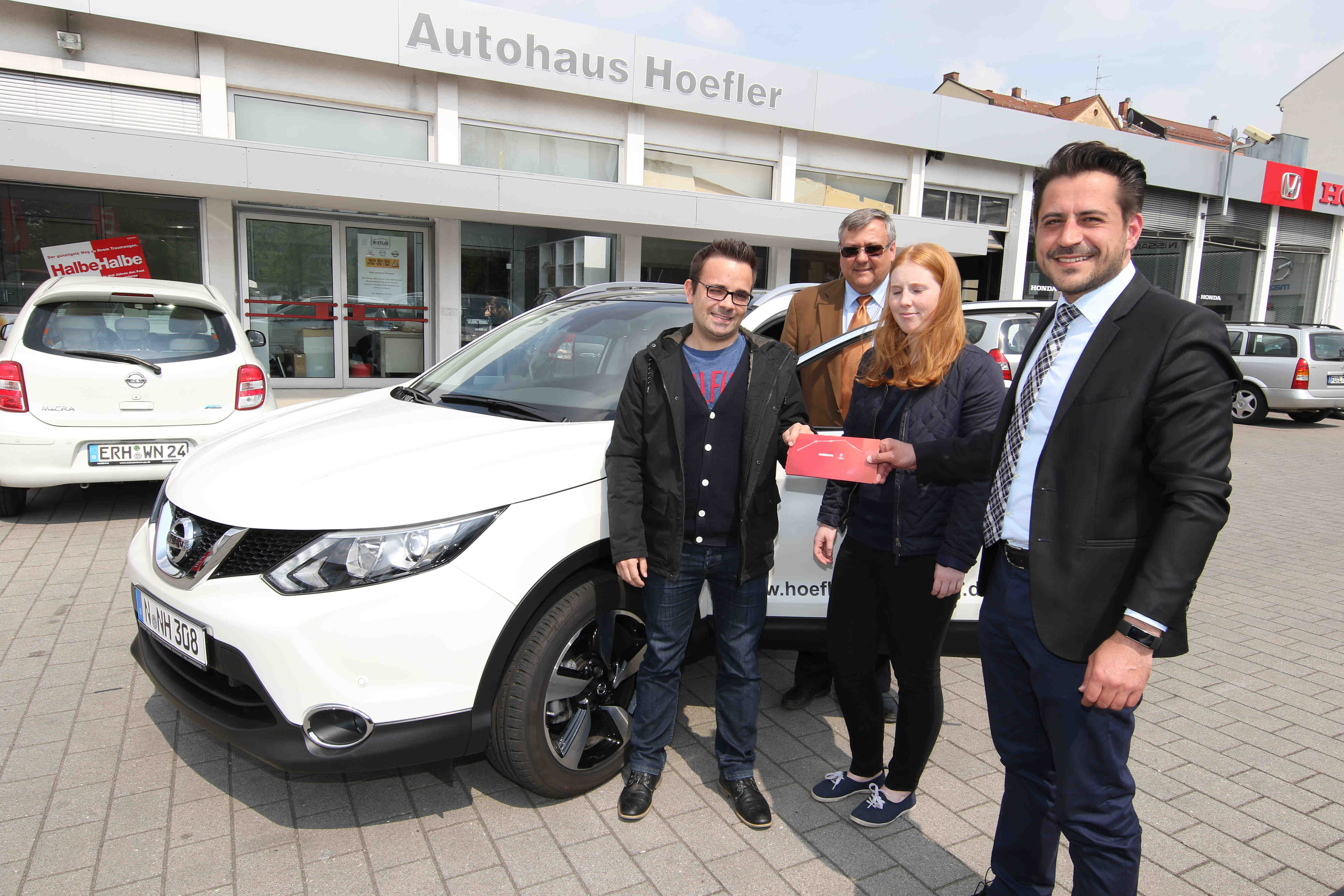 Große Gewinnübergabe beim Autohaus Hoefler: Nissan Verkaufsleiter Nail Zenelji (re.) und Geschäftfsführer Dirk Hoerr (2.v.li.) übergeben Florian Zieske und Marina Heckl die beiden Karten und den Schlüssel für den Nissan Qashqai.
