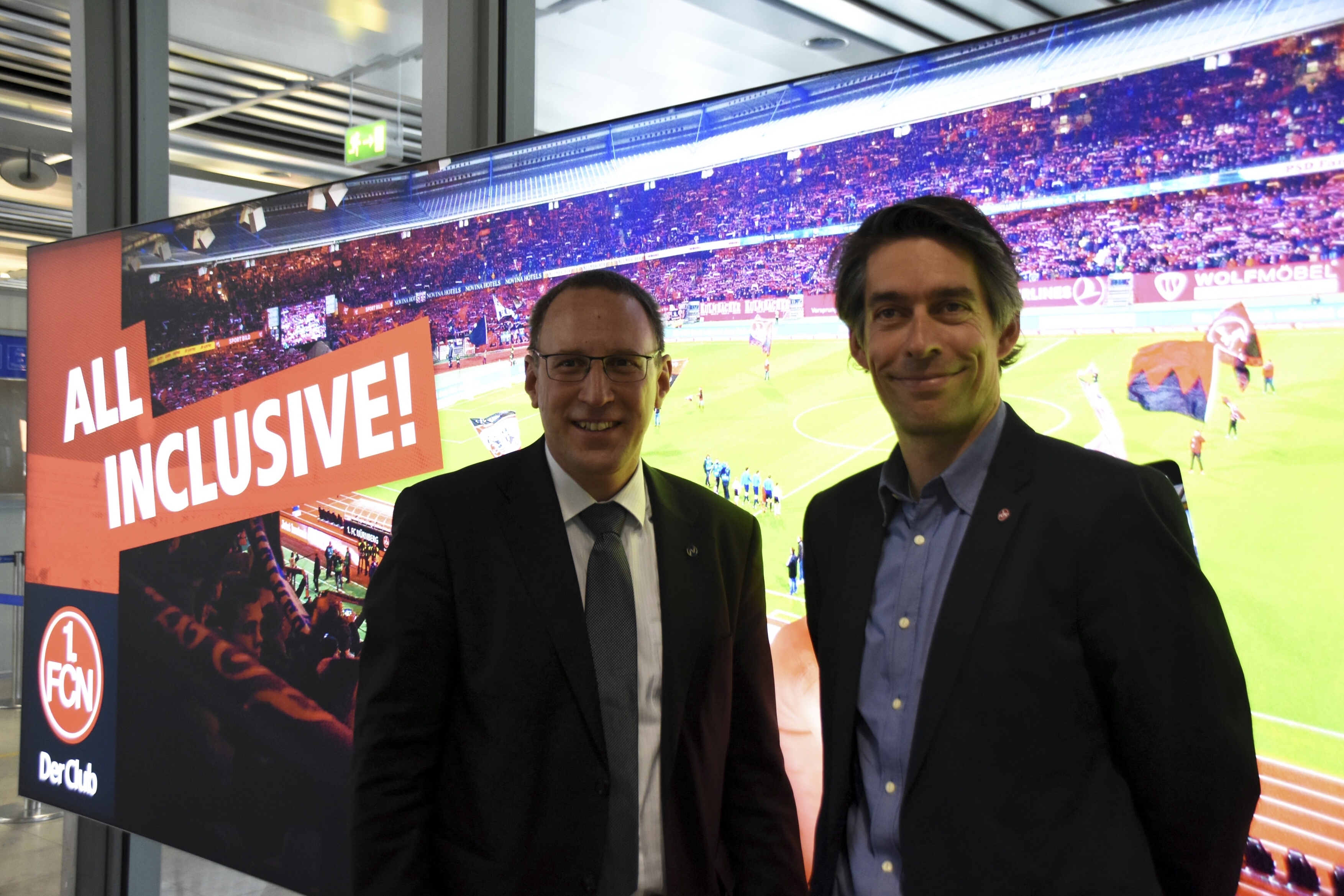 Dr. Michael Hupe, Flughafengeschäftsführer, und Michael Meeske, Kaufmännischer Vorstand 1. FC Nürnberg, wollen bei Werbemaßnahmen künftig zusammenarbeiten.