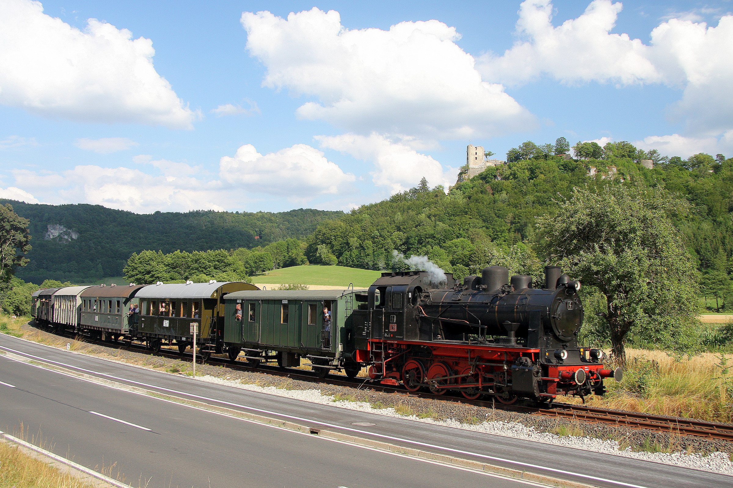 Am Pfingstwochenende ist die Museumsbahn mit dem Dampfzug im Wiesenttal unterwegs.
