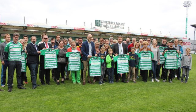Vertreter der Fürther Schulen nahmen im Sportpark Ronhof /Thomas Sommer die von der Spielvereinigung gespendeten Trikotsätze entgegen. Foto: Ebersberger