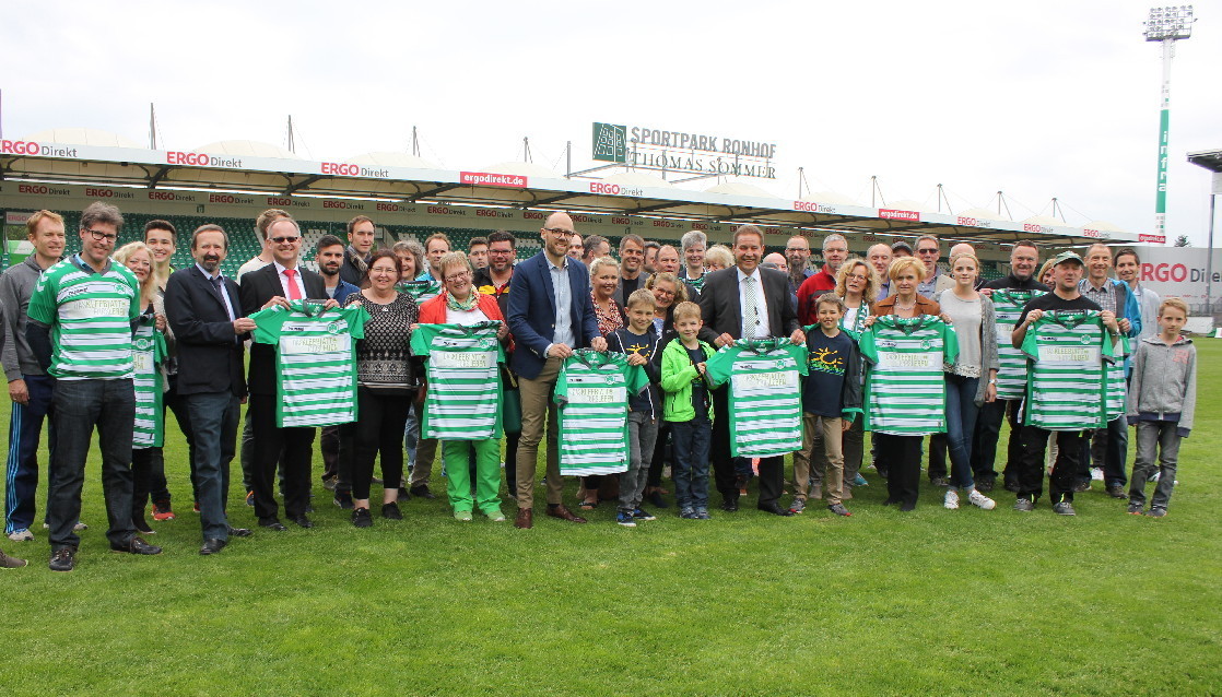 Vertreter der Fürther Schulen nahmen im Sportpark Ronhof /Thomas Sommer die von der Spielvereinigung gespendeten Trikotsätze entgegen. Foto: Ebersberger