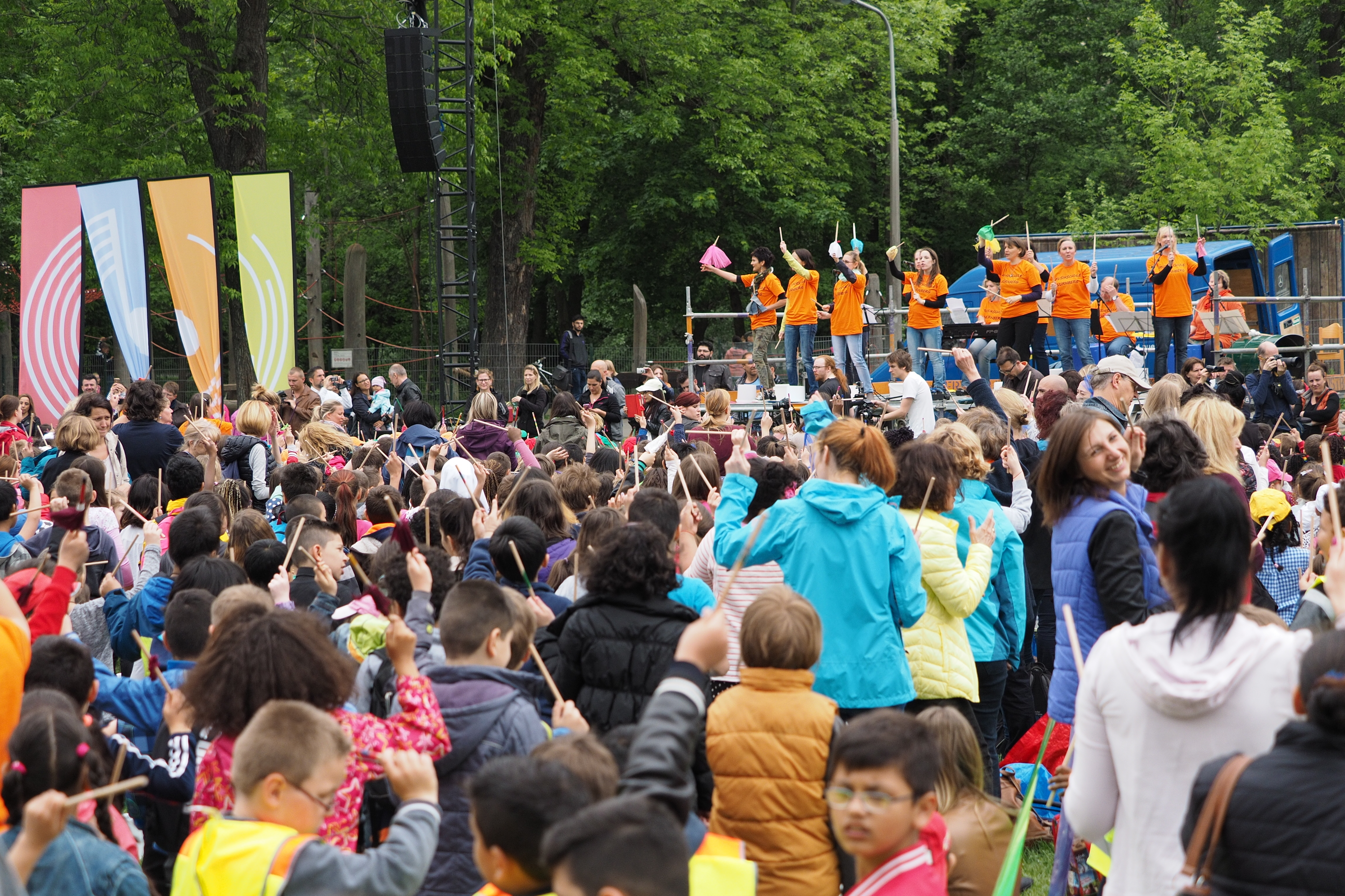 Rund 2.200 Kinder musizieren begeistert miteinander auf der Nürnberger Wöhrder Wiese.