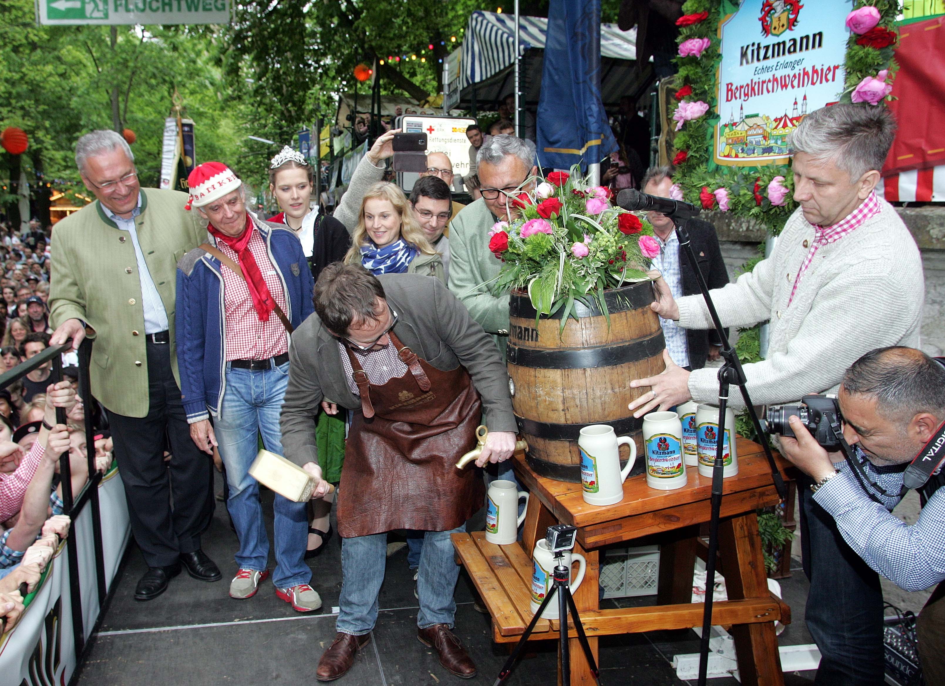 Erlangens Oberbürgermeister sticht das erste Faß Bergkirchweihbier an.