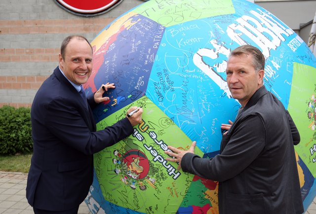 Bürgermeister Christian Vogel und Bundestorwarttrainer Andreas Köpke beim Kick off des Charity Projektes GLOBALL. | Foto: oh/SSC GROUP