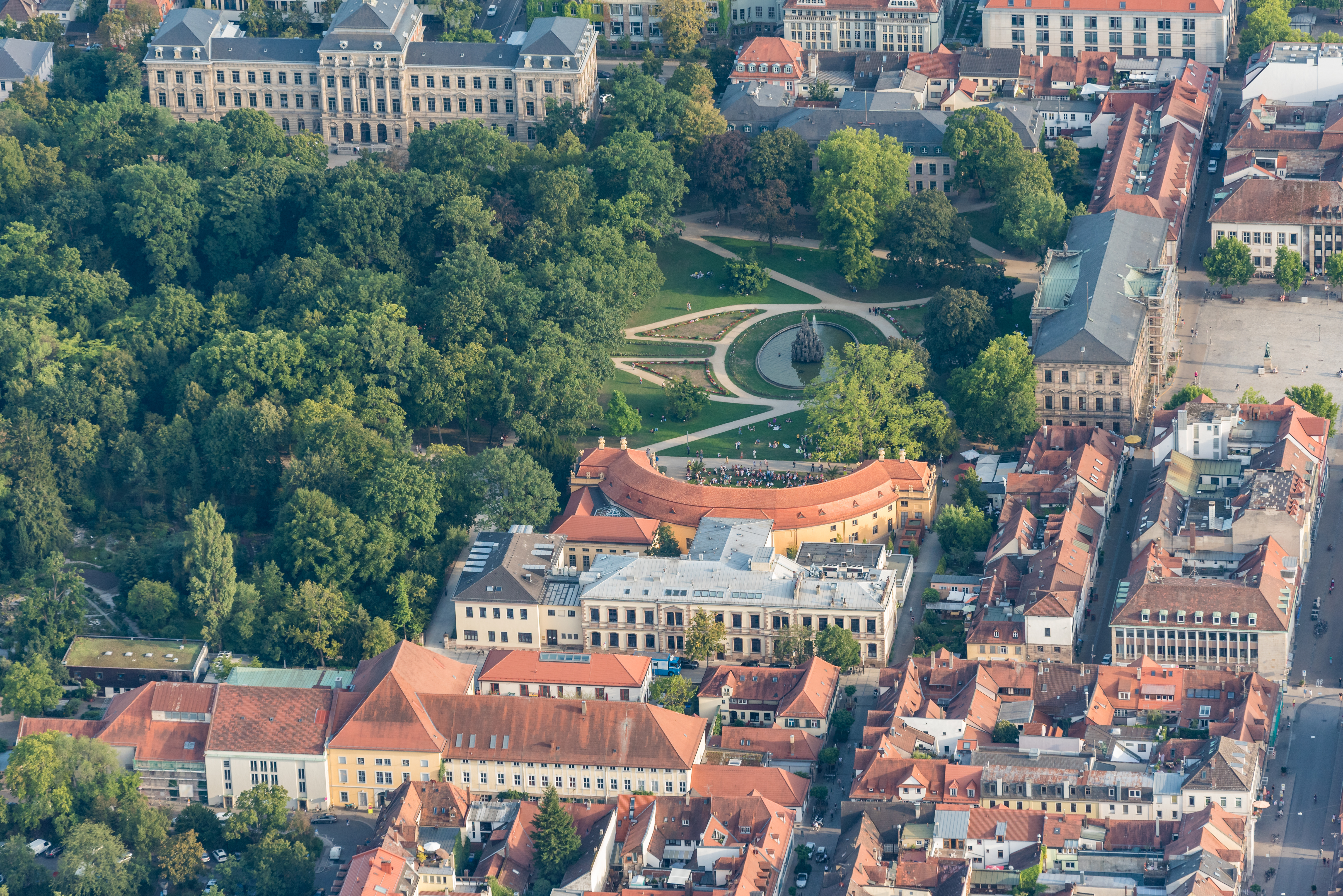 Die Landesgartenschau 2024 kommt nach Erlangen. Auf dem Bild die Erlanger Orangerie und Kollegienhaus aus der Luft.