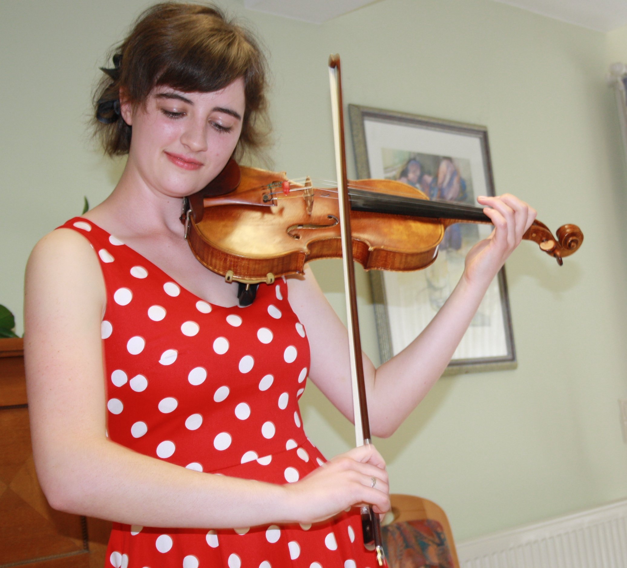 Audrey Palmer Steinhäuser beim Spiel mit ihrer Violine.