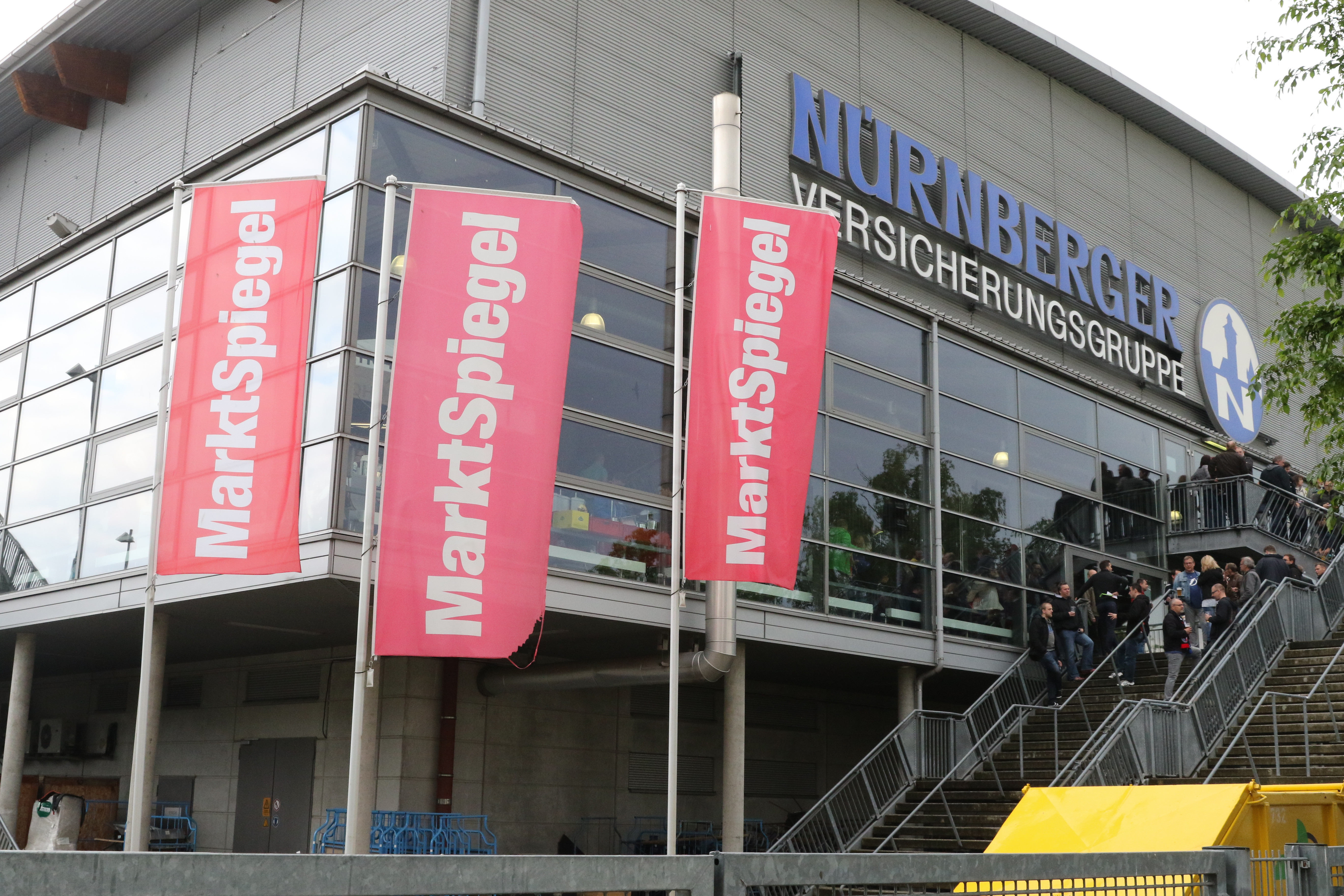 Die MarktSpiegel-Fahnen wehen im Wind beim Sieg des HC Erlangen.