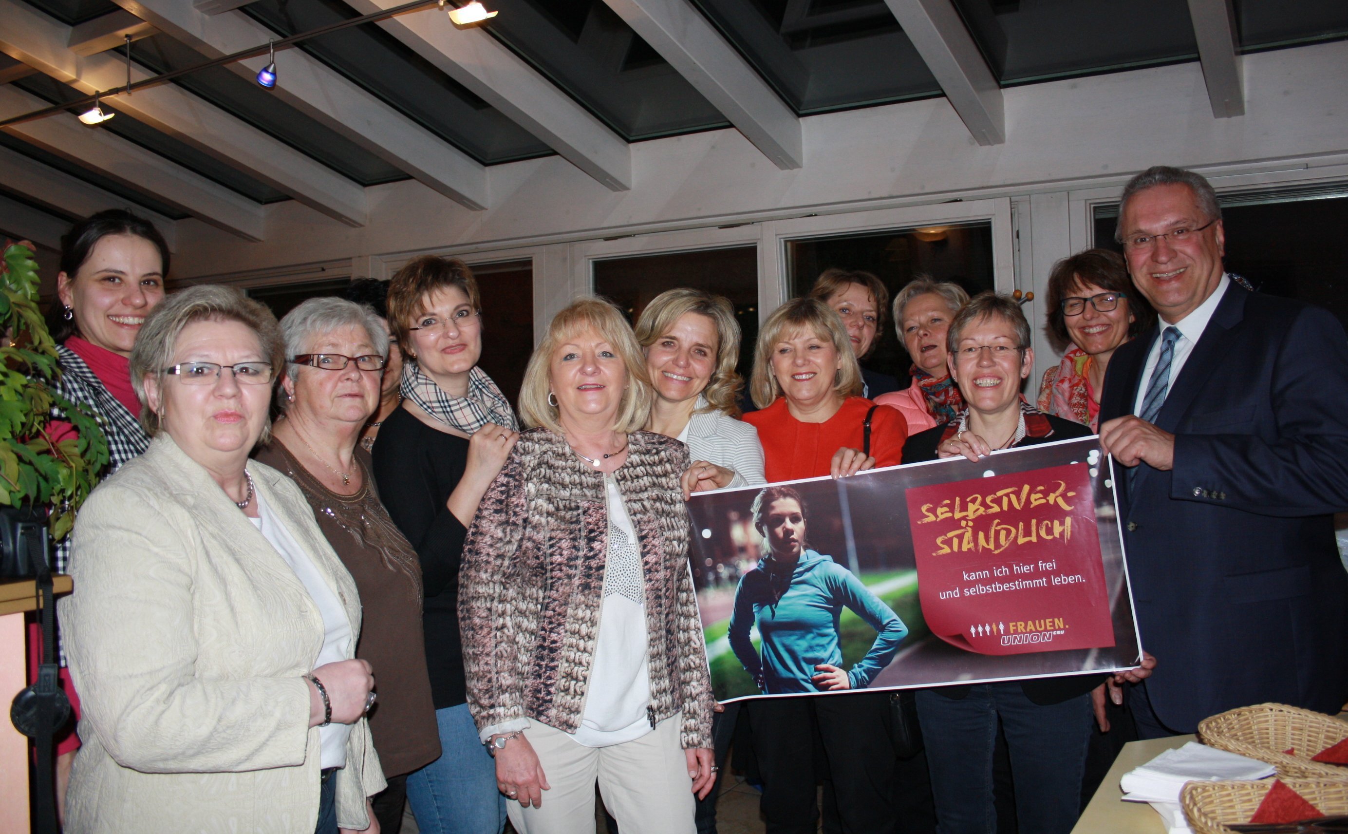 Die Vorstandschaft der Frauen-Union Bezirk Mittelfranken freute sich über die ausführlichen Infos aus 1. Hand. Das Plakat zeigt die Initiative der Frauen-Union „Frei und Selbstbestimmt Leben – das ist ein Grundrecht für jeden, der hier lebt. Für Männer und Frauen.“